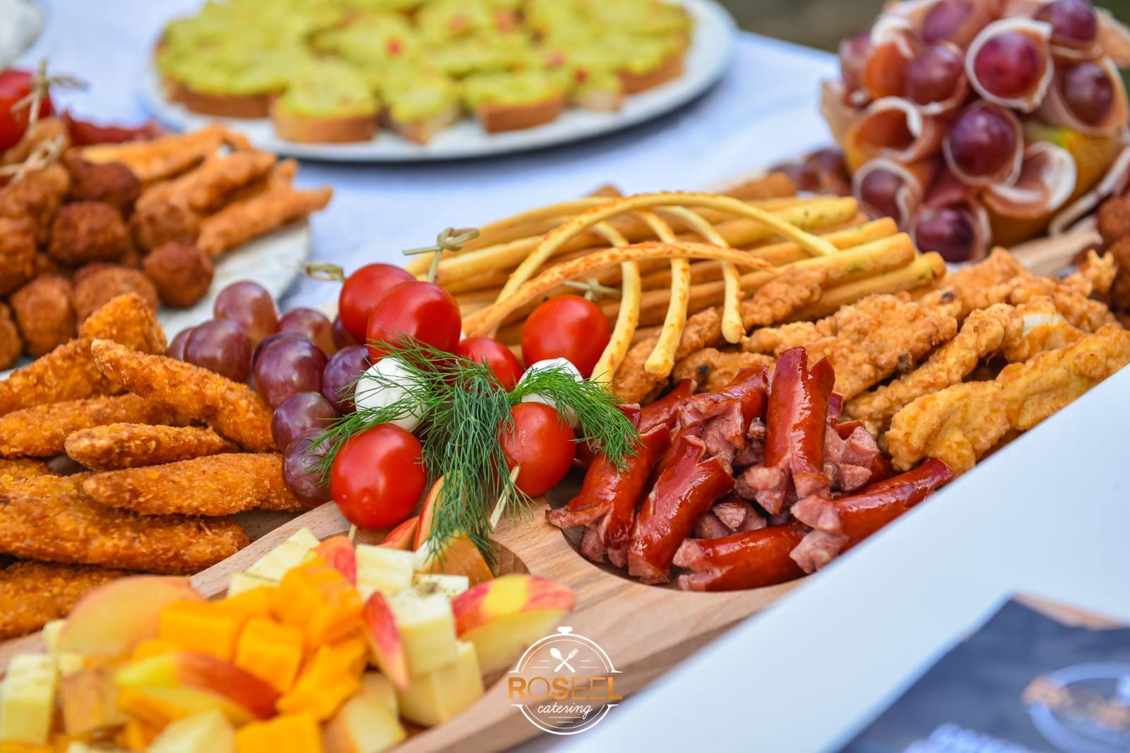Bufet suedez Roseel Catering, platou cu aperitive și fructe