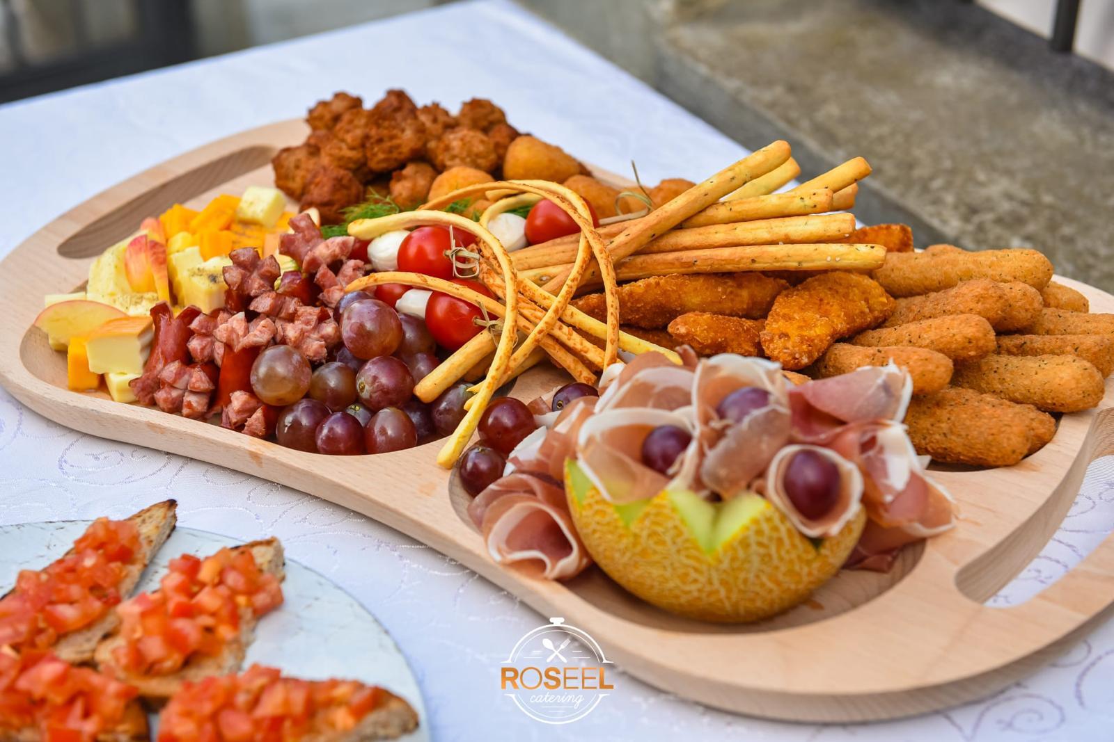 Bufet suedez Roseel Catering, platou cu pepene și prosciutto