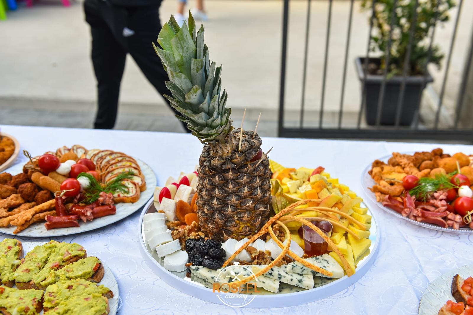 Bufet suedez Roseel Catering, platou de brânzeturi cu ananas decorativ