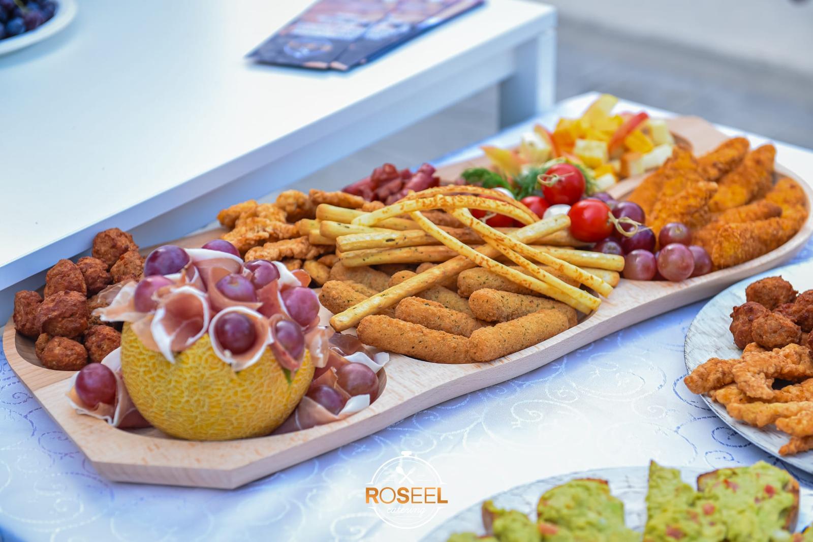 Bufet suedez Roseel Catering, platou lung cu pepene și crispy de pui