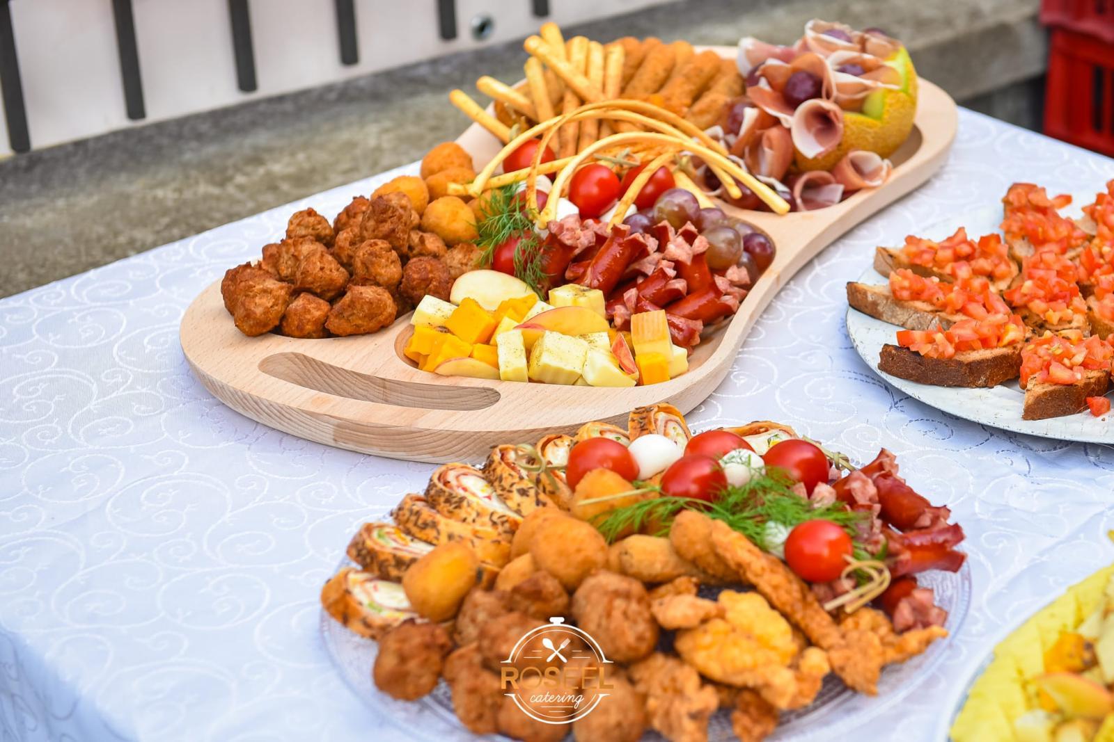 Bufet suedez Roseel Catering, platou complet cu aperitive variate