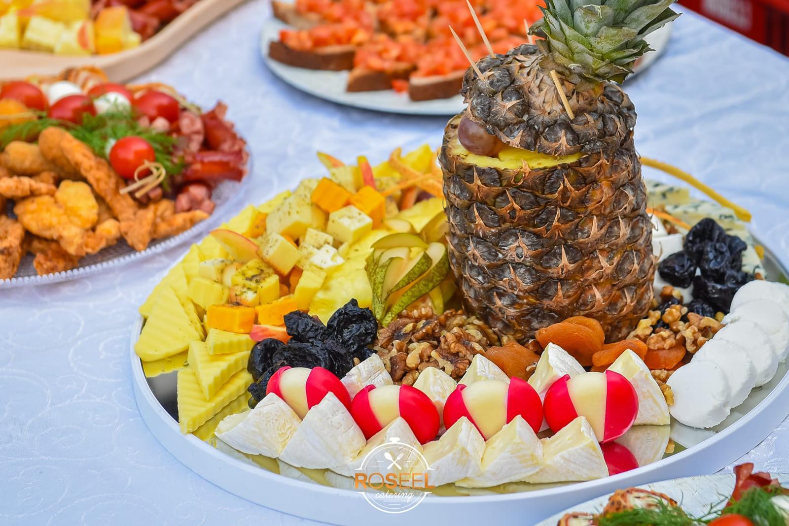 Bufet suedez Roseel Catering, platou de brânzeturi cu ananas