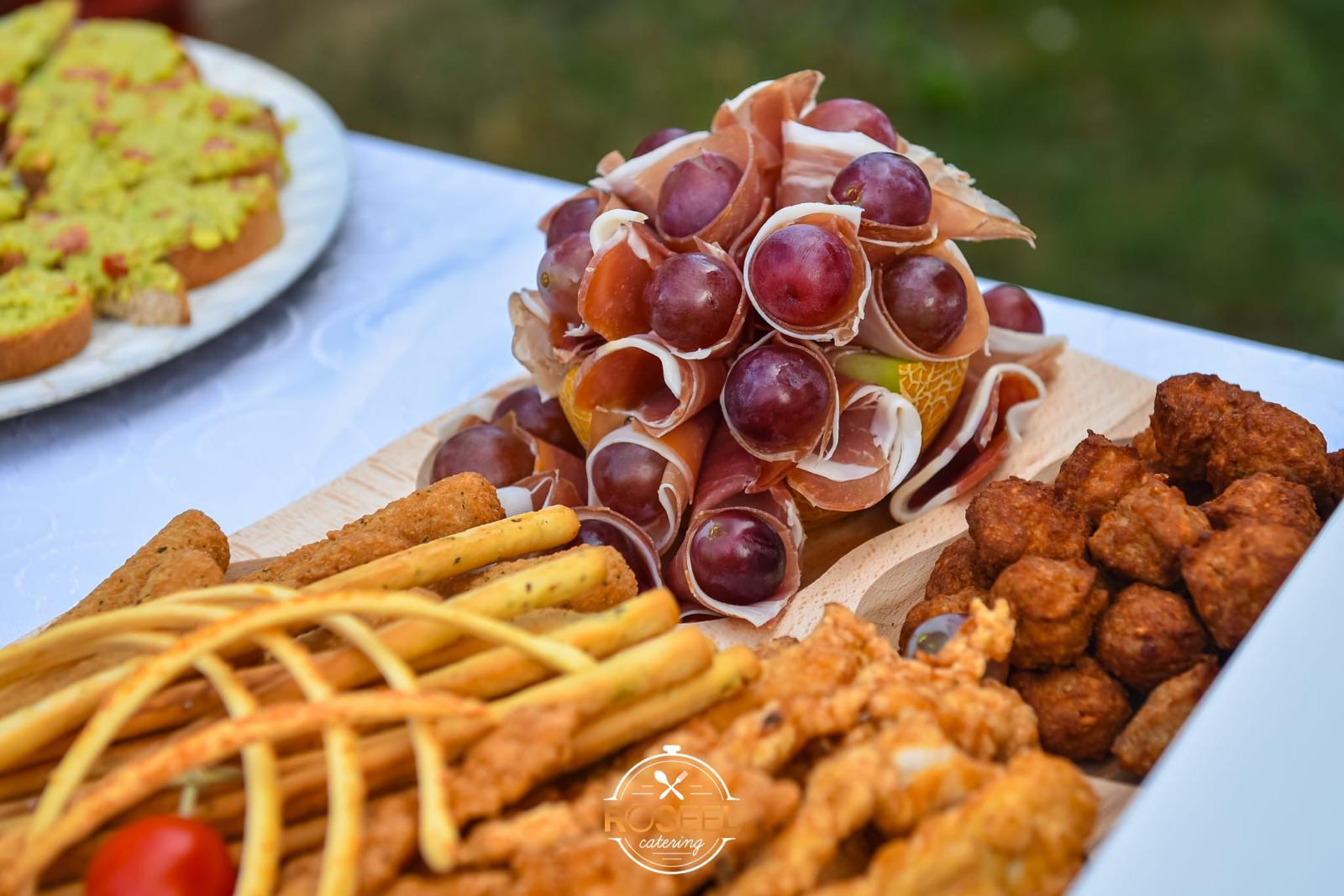 Bufet suedez Roseel Catering, prosciutto cu struguri pe pepene