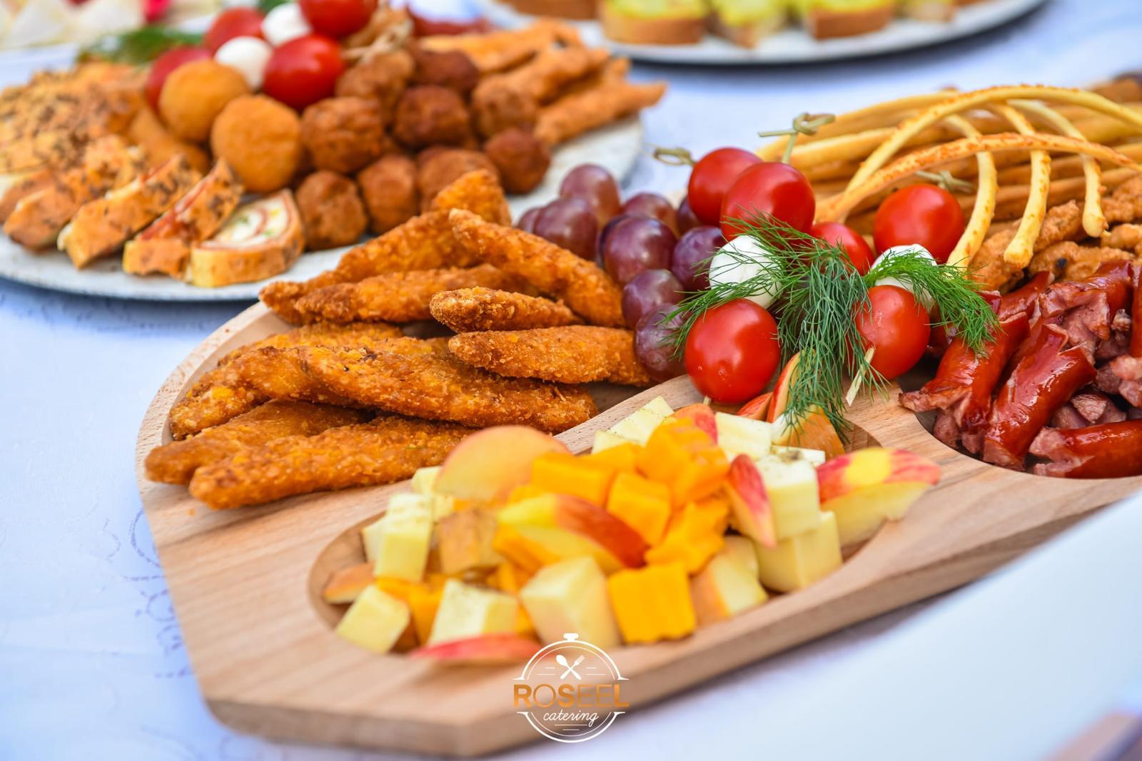 Bufet suedez Roseel Catering, crispy de pui și mezeluri