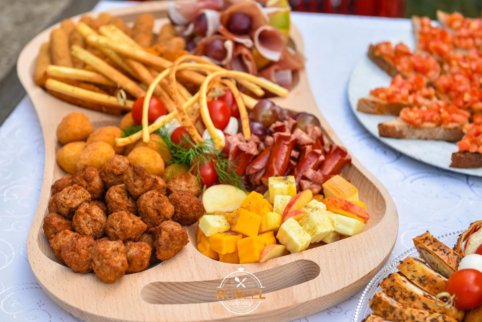 Bufet suedez Roseel Catering, chifteluțe și platou de fructe