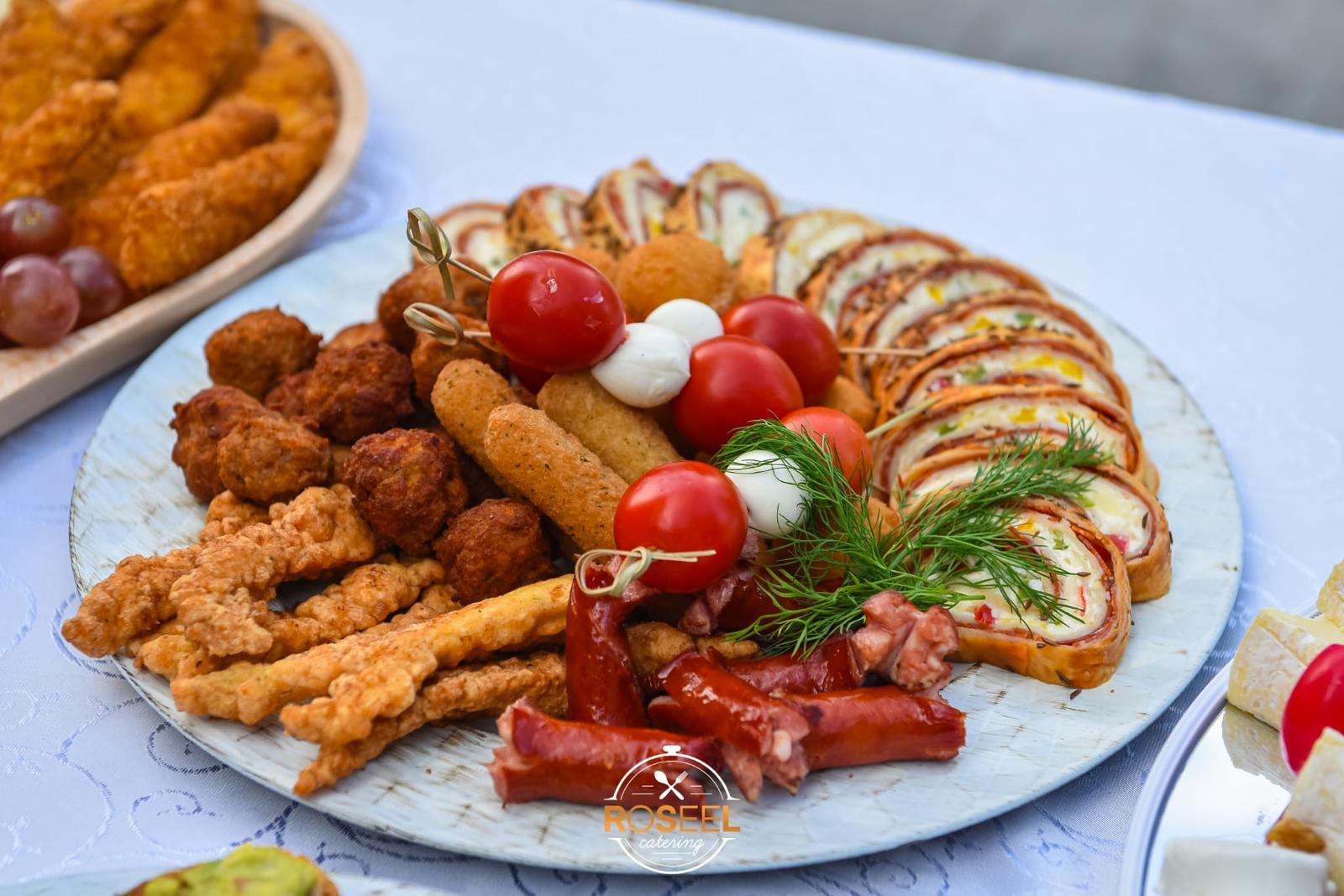 Bufet suedez Roseel Catering, ruladă feliată și chifteluțe